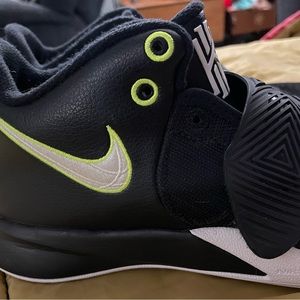 Men’s size 9 Nike Basketball Sneakers